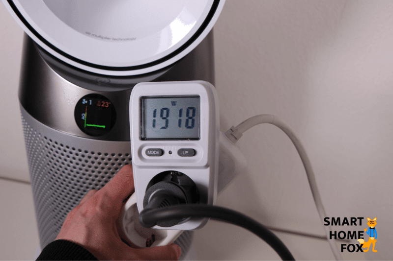 Die Messung des Stromverbrauchs im Heizmodus zeigt 1918 Watt, im Hintergrund steht der Dyson Pure Hot and Cool HP04 Luftreiniger